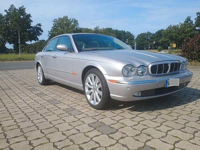 Silber Gebraucht 2004 Jaguar XJ8 Limousine | 17.950 € (Superpreis) - Bild 1/4