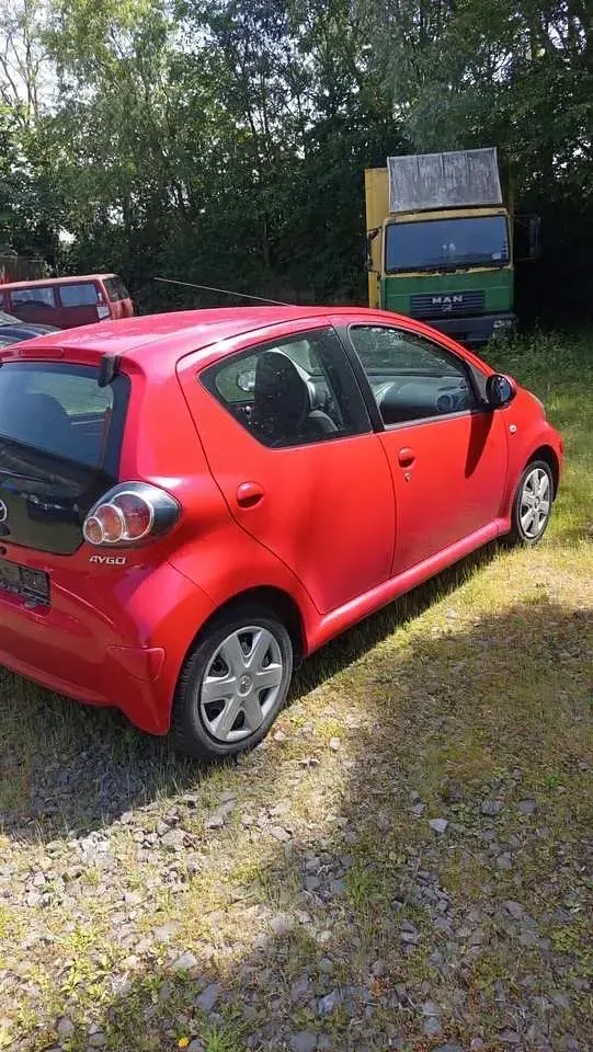 Gebraucht Toyota Aygo 68 PS (50 kW) 2009 Rot Kleinwagen