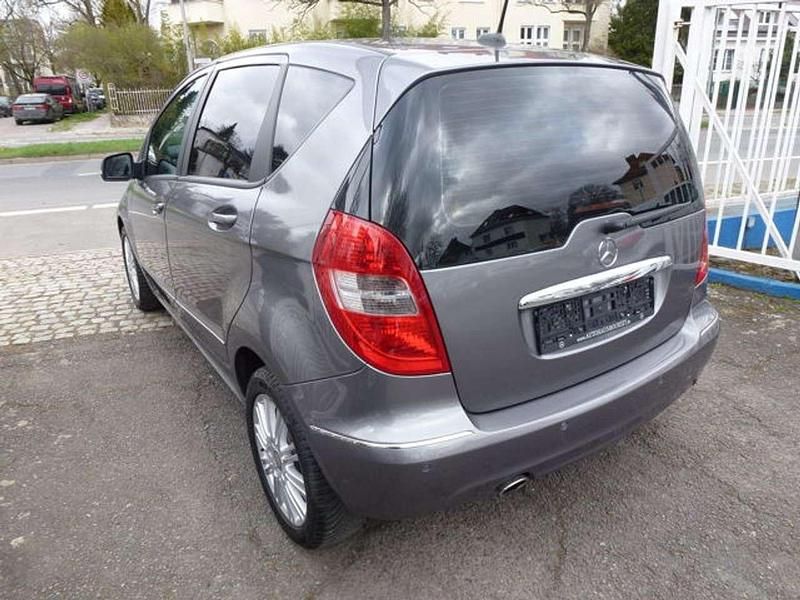Gebraucht Mercedes A180 Elegance 116 PS (85 kW) 2011 Grau Van / Kleinbus