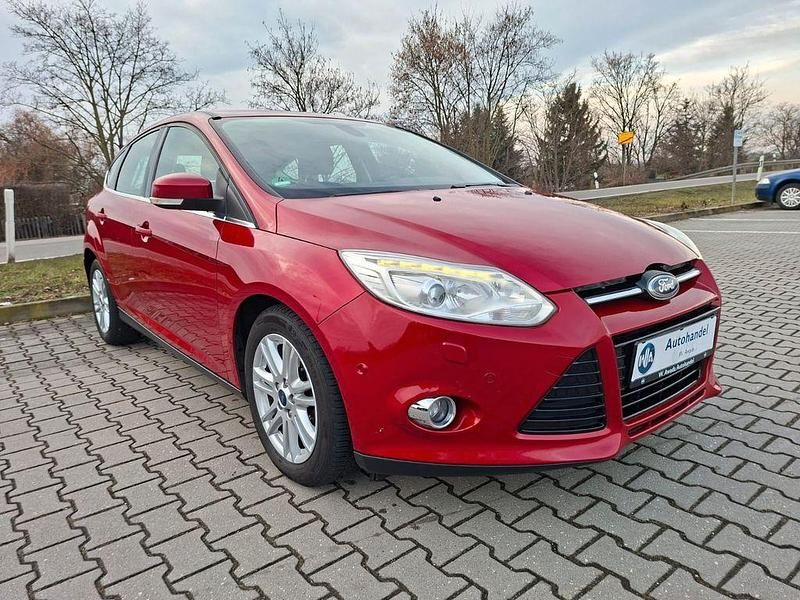 Gebraucht Ford Focus Titanium 125 PS (91 kW) 2013 Rot Limousine