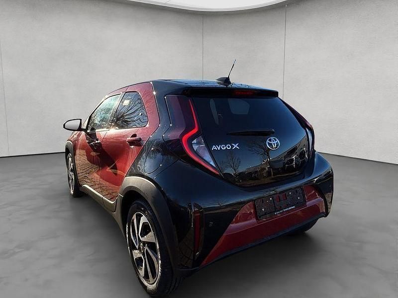 Neu Toyota Aygo X 72 PS (52 kW) 2025 Rot SUV