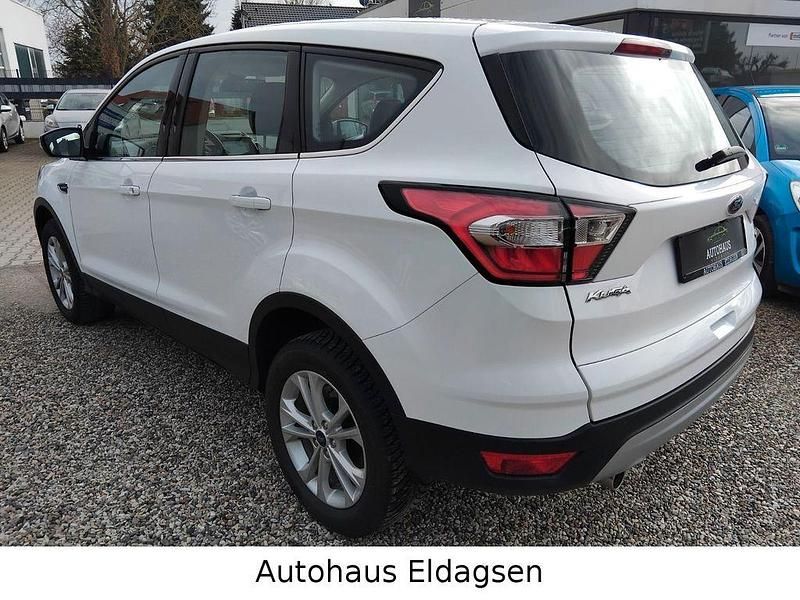 Gebraucht Ford Kuga Titanium 150 PS (110 kW) 2018 Weiß SUV