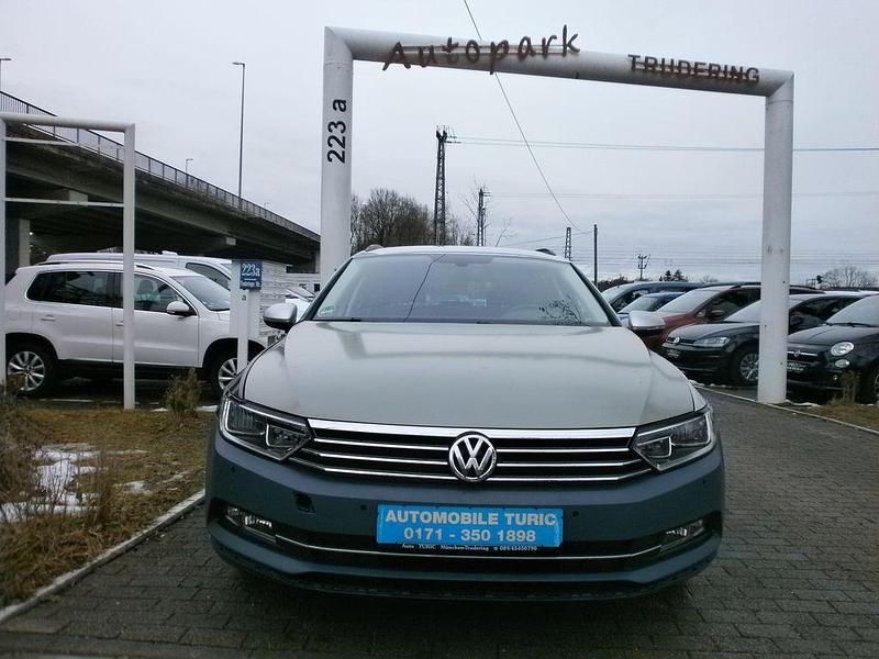 Silber Gebraucht 2018 VW Passat Comfortline Kombi | 10.990 € (Superpreis) - Bild 1/4