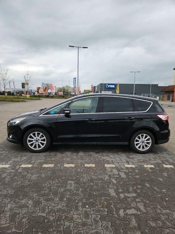 Używany Ford S-MAX Titanium 179 KM (131 kW) 2016 Czarny Minivan