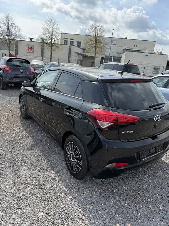 Gebraucht Hyundai i20 YES! 101 PS (74 kW) 2017 Schwarz Limousine