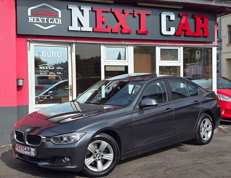 Silber Gebraucht 2013 BMW 320 Comfort Edition Limousine | 11.250 € (Superpreis) - Bild 1/4