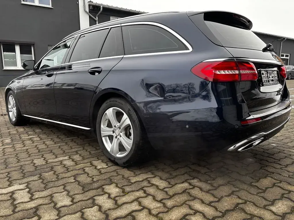 Gebraucht Mercedes E220 194 PS (142 kW) 2016 Blau Limousine
