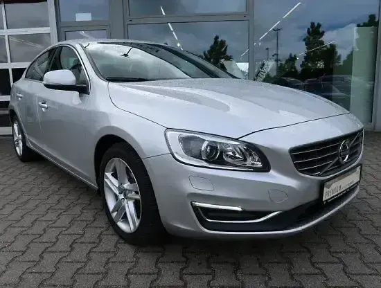 Gebraucht Volvo S60 Momentum 152 PS (111 kW) 2017 Bright silver metallic Limousine