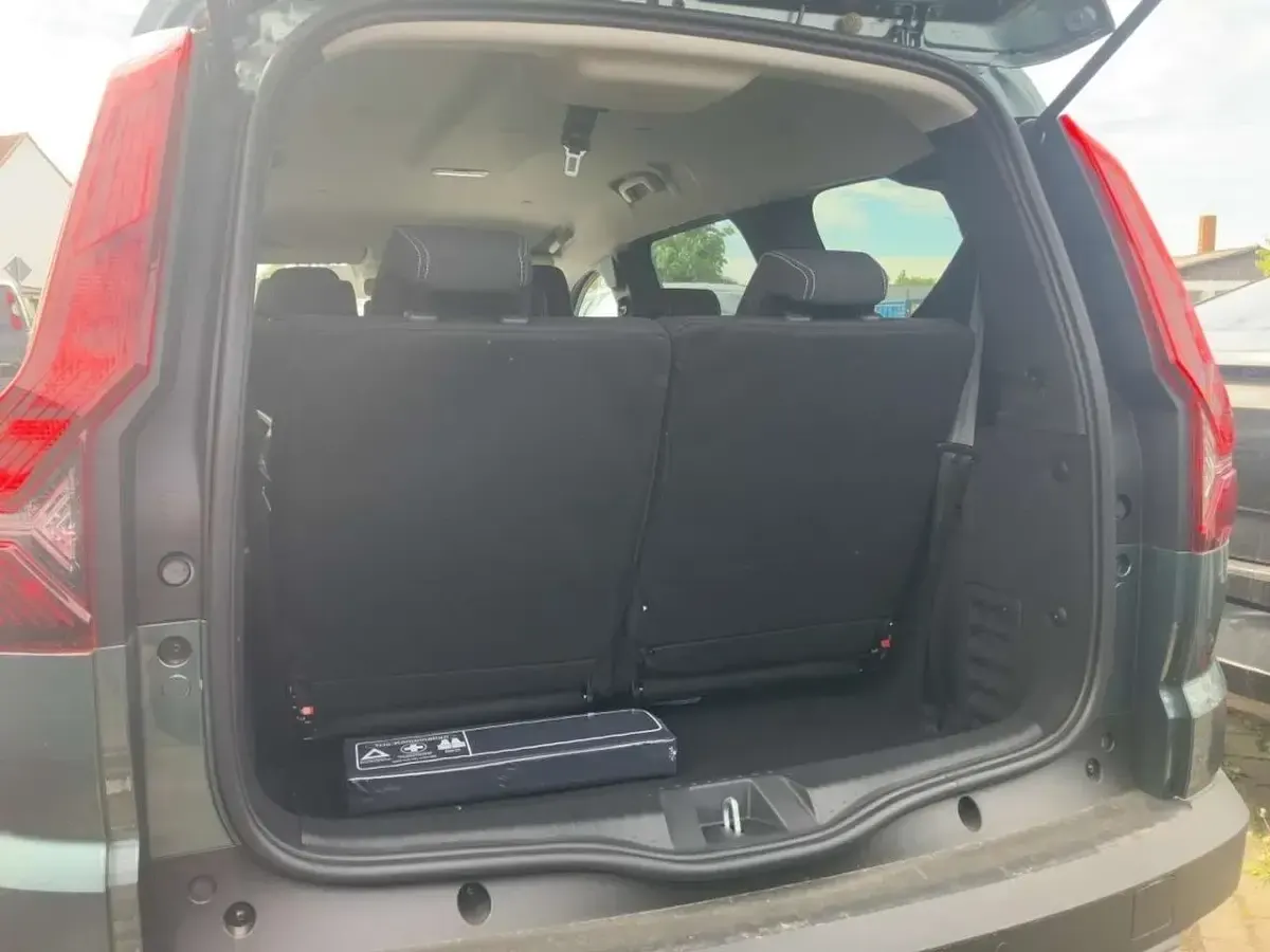 Neu Dacia Jogger Expression 110 PS (80 kW) 2025 Zedergrün Van / Kleinbus