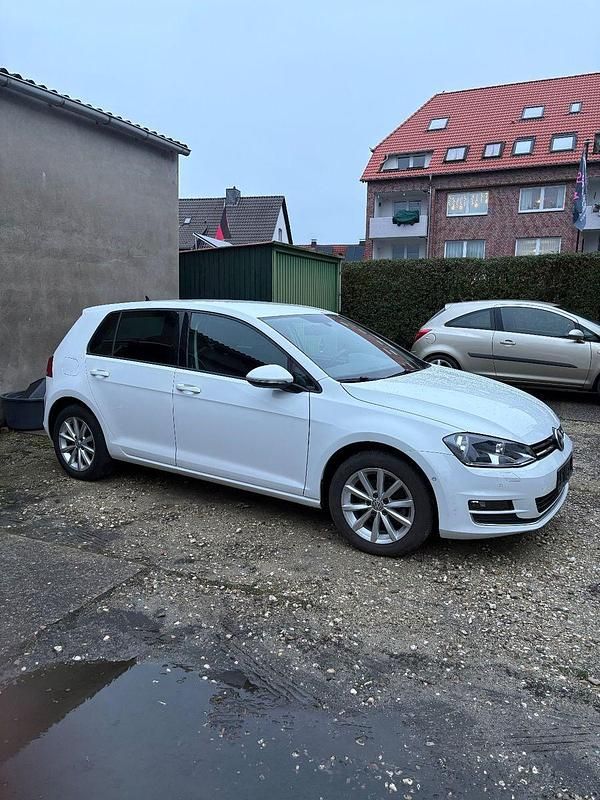 Weiß Gebraucht 2015 VW Golf LOUNGE Limousine | 9.300 € (Guter Preis) - Bild 1/4