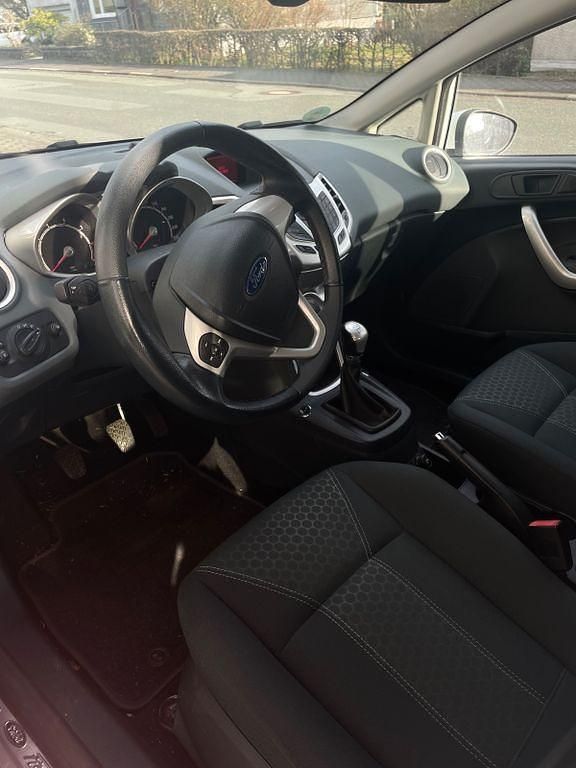 Gebraucht Ford Fiesta Titanium 120 PS (88 kW) 2010 Weiß Kleinwagen