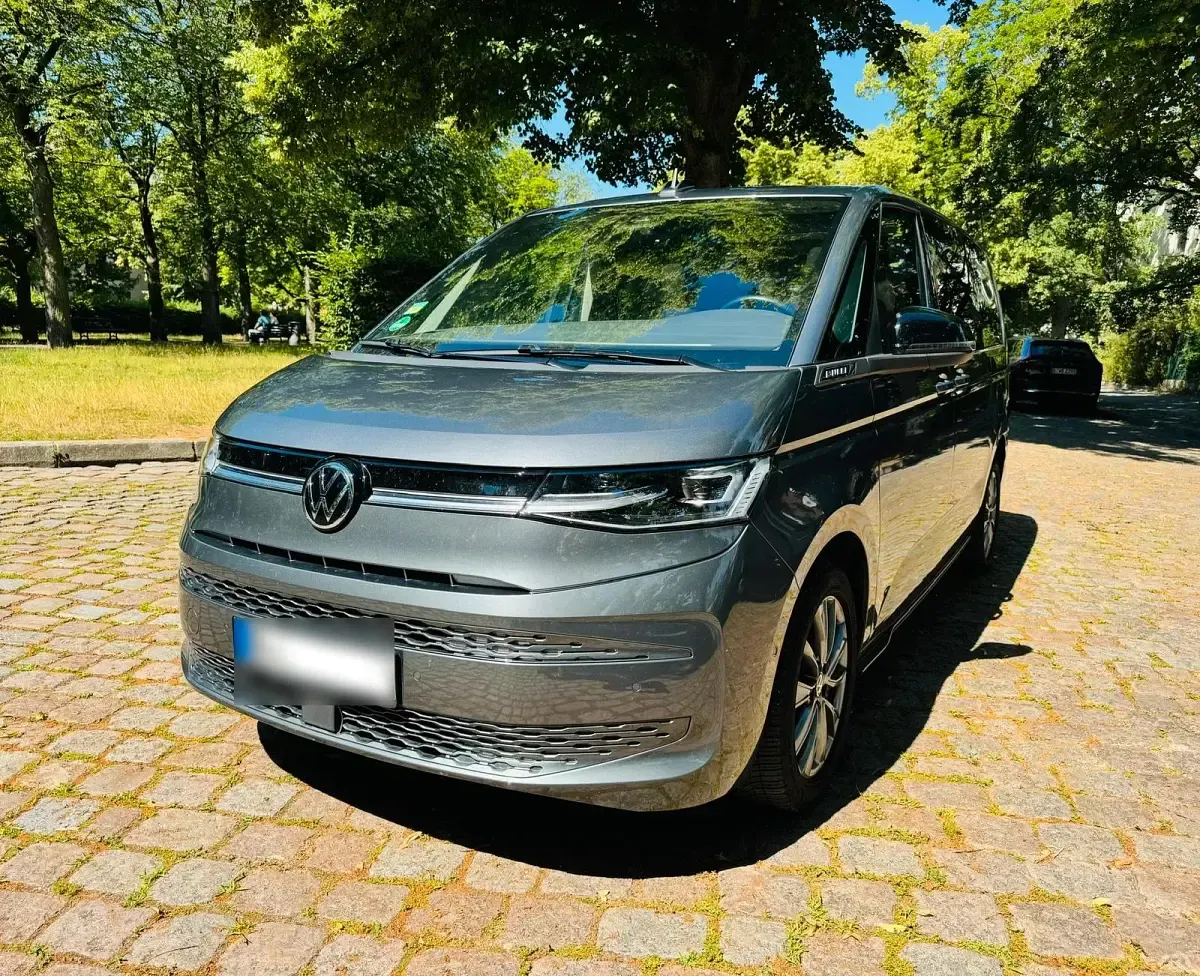 Gebraucht VW Multivan Life 150 PS (110 kW) 2023 Grau Van / Kleinbus