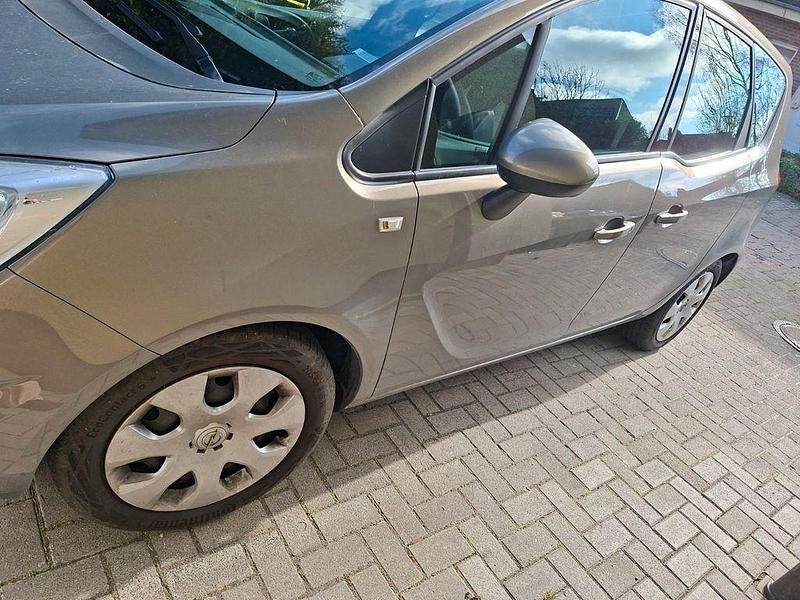 Gebraucht Opel Meriva Edition 101 PS (74 kW) 2012 Braun Van / Kleinbus