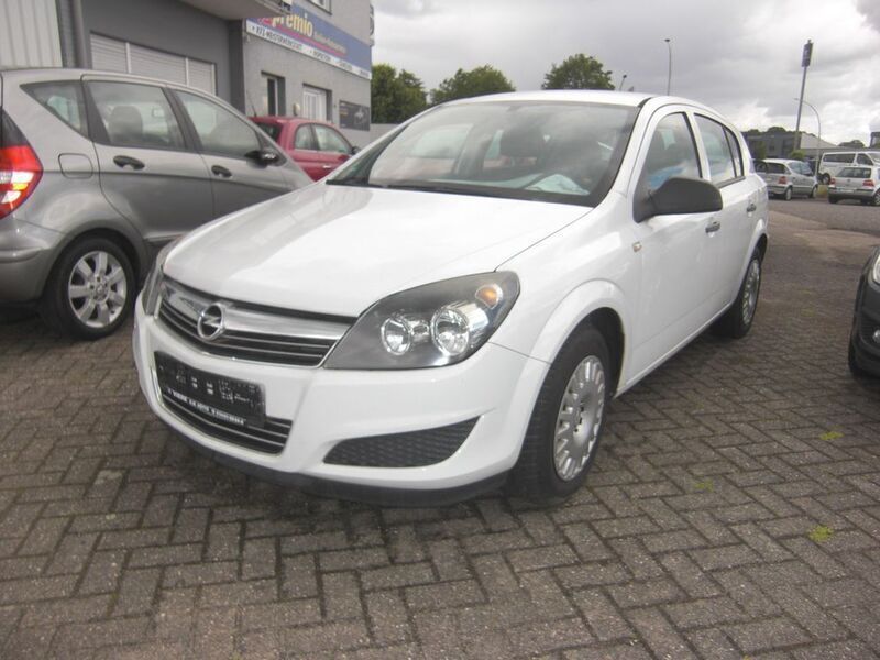 Weiß Gebraucht 2009 Opel Astra Selection Limousine | 5.900 € - Bild 1/4