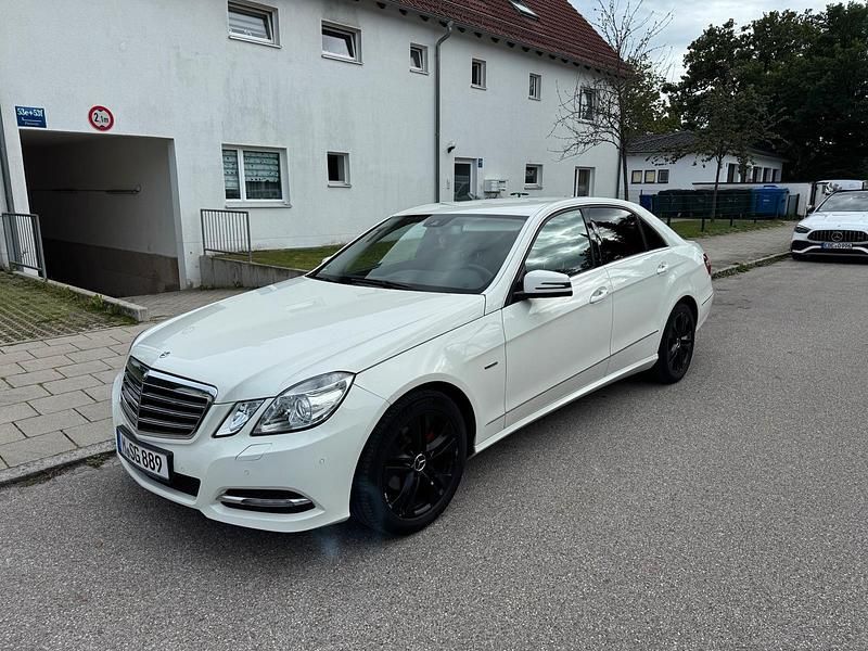 Weiß Gebraucht 2009 Mercedes E200 AMG line Limousine | 12.000 € (Teuer) - Bild 1/4