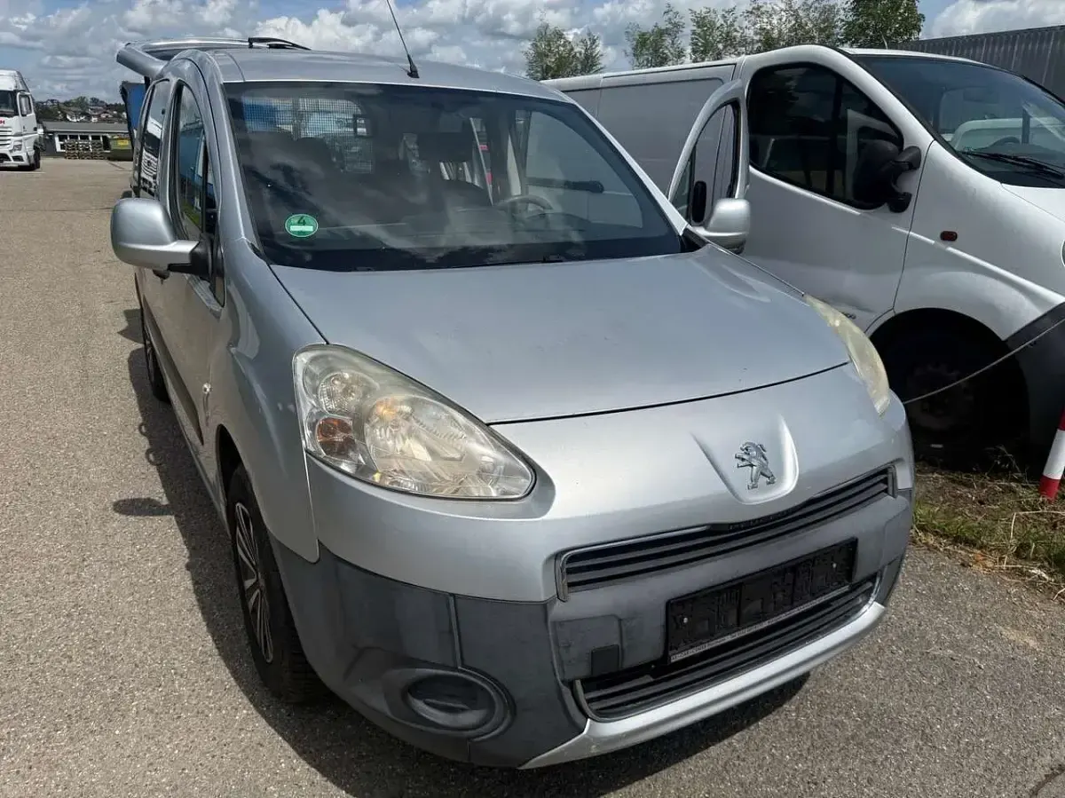 Gebraucht Peugeot Partner Active 92 PS (67 kW) 2014 Lackierung algrau/metallic Van / Kleinbus