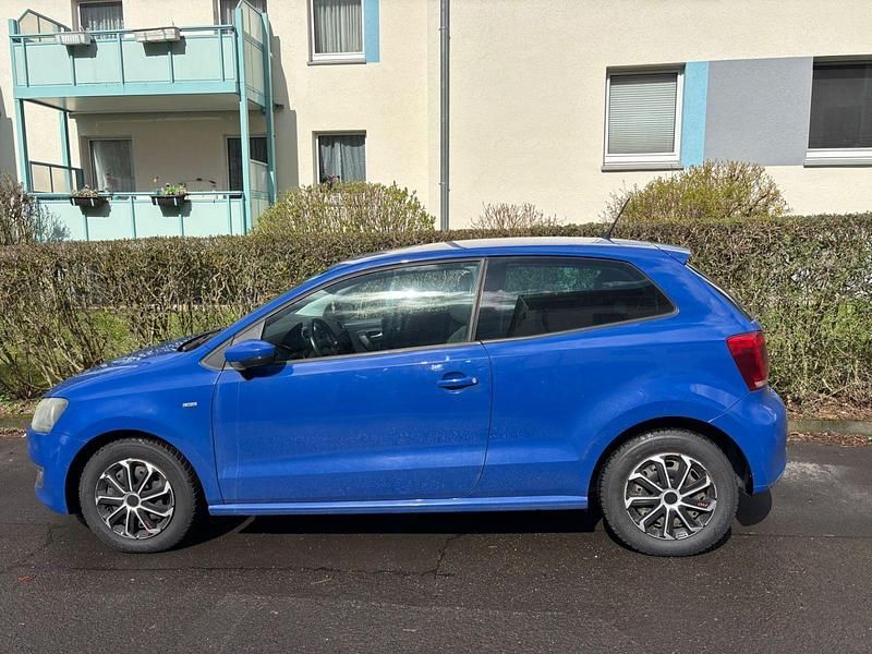Gebraucht VW Polo Life 75 PS (55 kW) 2013 Blau Kleinwagen