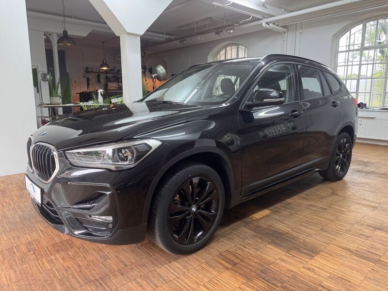 Schwarz Gebraucht 2021 BMW X1 Sport Line SUV | 29.590 € (Fairer Preis) - Bild 1/4