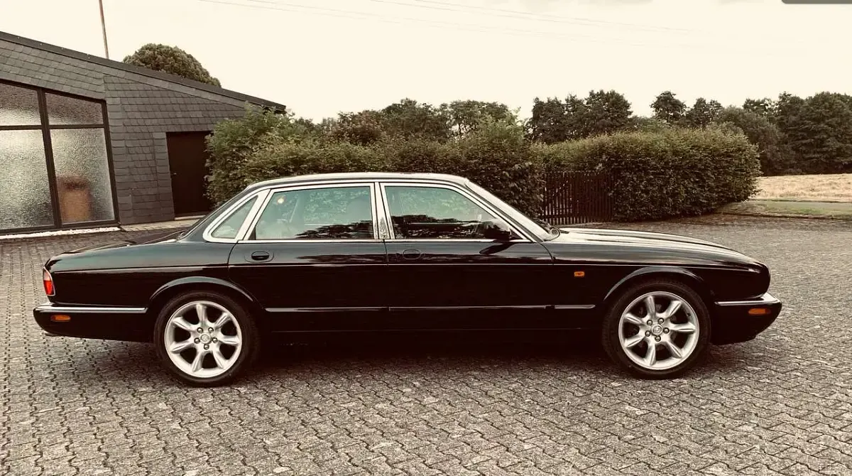 Second-hand Jaguar XJ Sovereign 284 CP (208 kW) 1999 Negru Berlinǎ