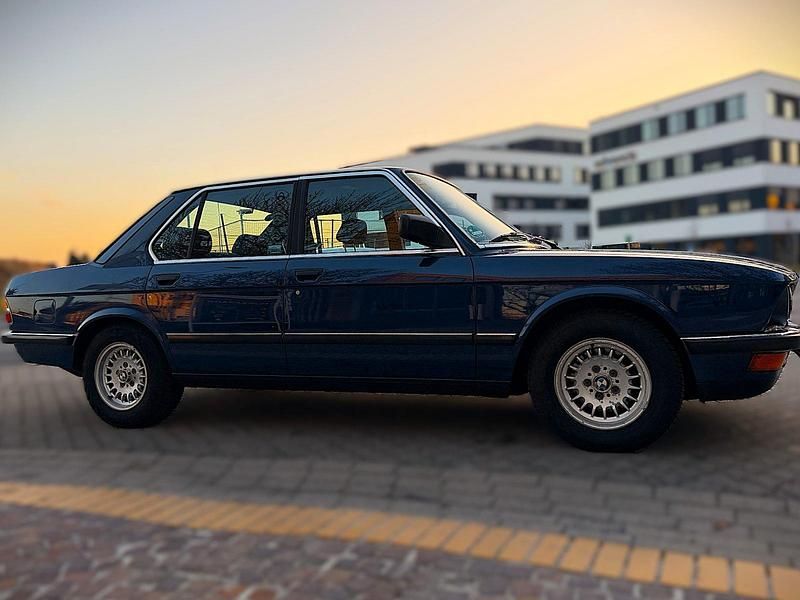 Gebraucht BMW 525 129 PS (94 kW) 1987 Blau Limousine