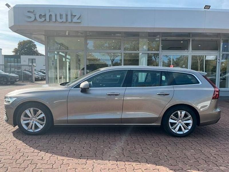 Grau Gebraucht 2019 Volvo V60 Momentum Kombi | 24.850 € (Fairer Preis) - Bild 1/4