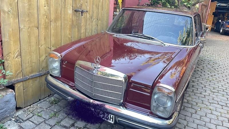 Rot Gebraucht 1972 Mercedes W115 Limousine | 5.750 € - Bild 1/4