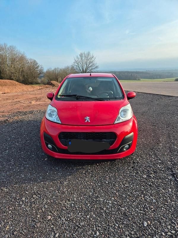 Gebraucht Peugeot 107 60 PS (44 kW) 2013 Rot Kleinwagen