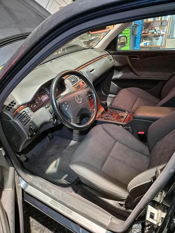 Gebraucht Mercedes E320 197 PS (144 kW) 2001 Schwarz Kombi