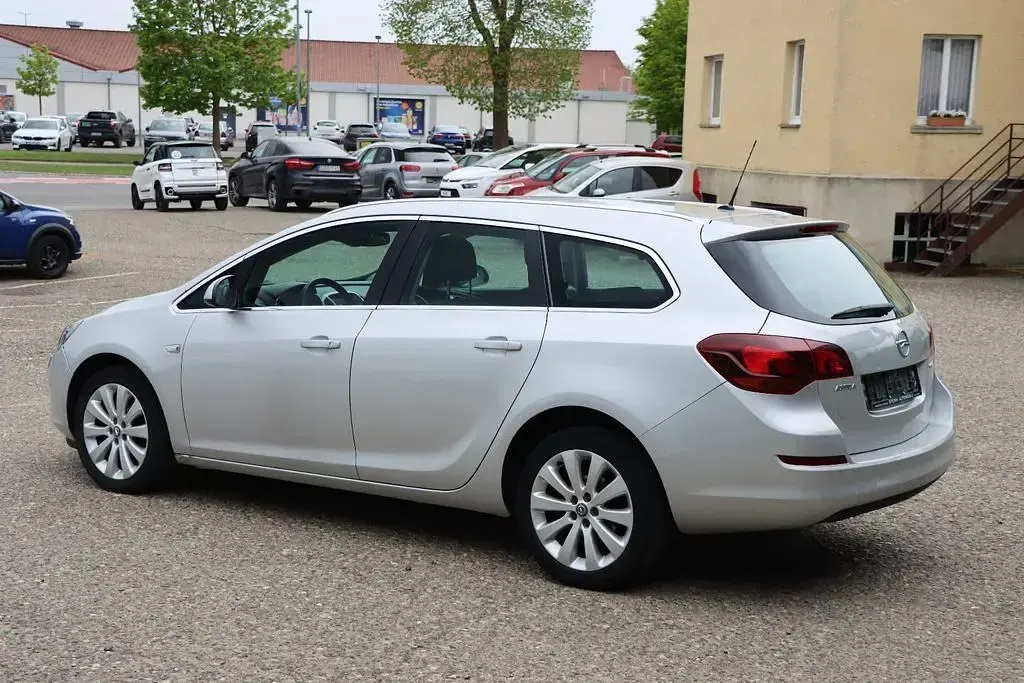 Usata Opel Astra Innovation 101 CV (74 kW) 2011 Argento Station wagon