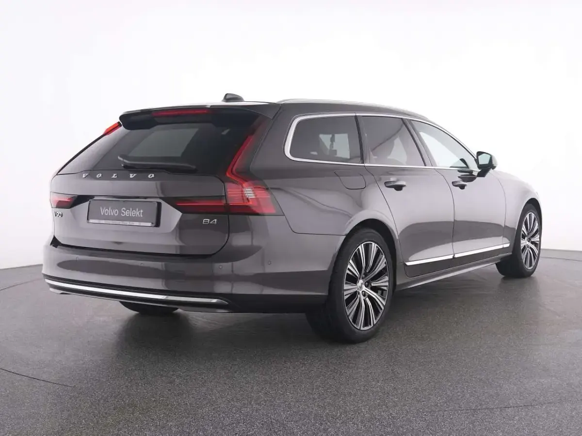 Gebraucht Volvo V90 Plus 197 PS (144 kW) 2023 Platinum grey / metallic Kombi