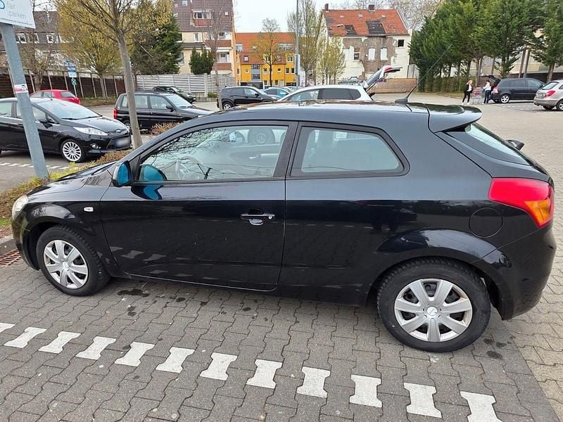 Usado Kia Ceed EX 126 CV (92 kW) 2008 Negro Utilitario