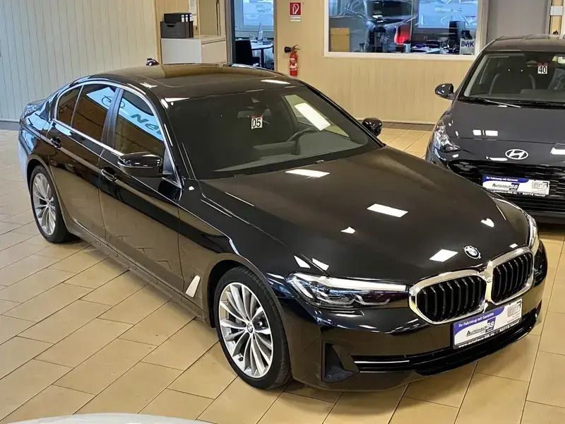 Black sapphire metallic Gebraucht 2020 BMW 530e Sport Line Limousine | 27.900 € (Superpreis) - Bild 1/4