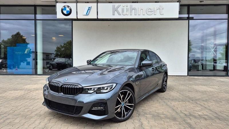 Mineralgrau metallic Gebraucht 2022 BMW 320e M Sport Limousine | 33.755 € (Teuer) - Bild 1/4
