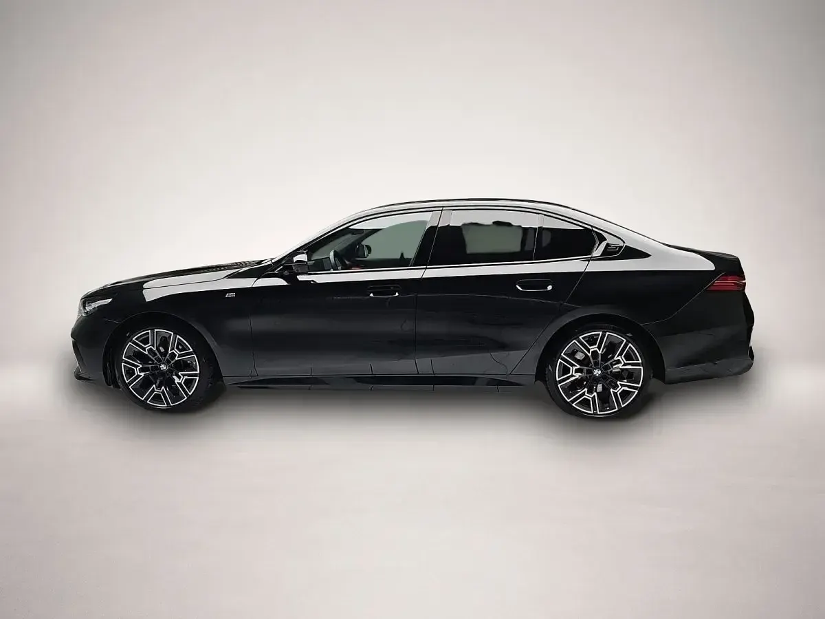 Gebraucht BMW 520 M Sport 197 PS (144 kW) 2025 Schwarz Kombi