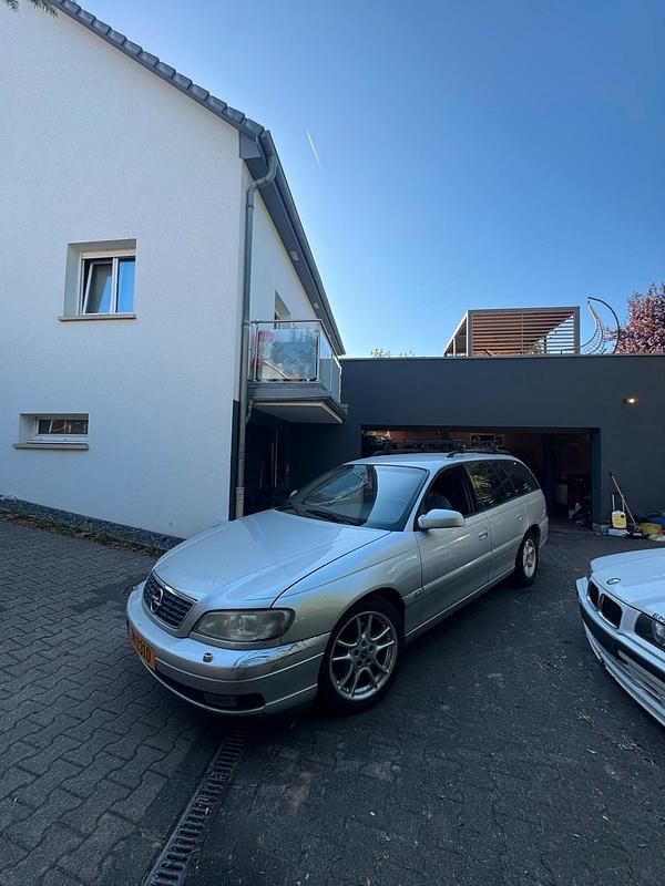 Grau Gebraucht 2001 Opel Omega Kombi | 999 € (Fairer Preis) - Bild 1/4