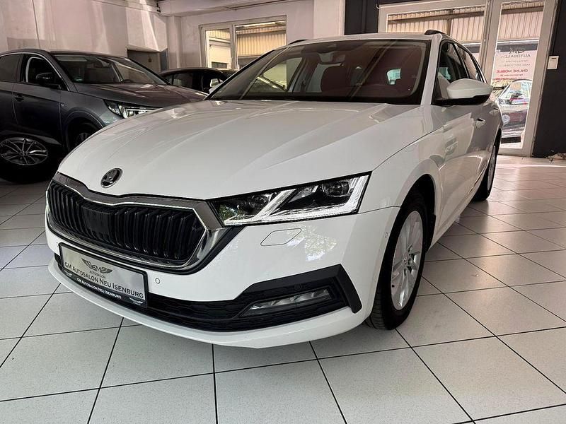 Weiß Gebraucht 2021 Skoda Octavia Ambition Kombi | 23.900 € (Teuer) - Bild 1/4