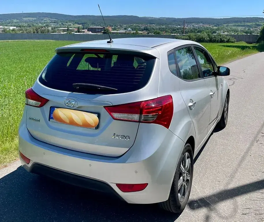 Gebraucht Hyundai ix20 125 PS (91 kW) 2017 Silber Kleinwagen
