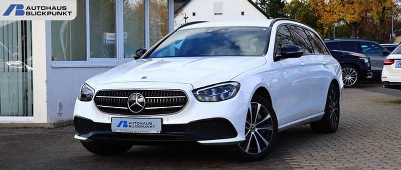 Polarweiss Gebraucht 2022 Mercedes E300 Night Kombi | 31.880 € (Guter Preis) - Bild 1/4