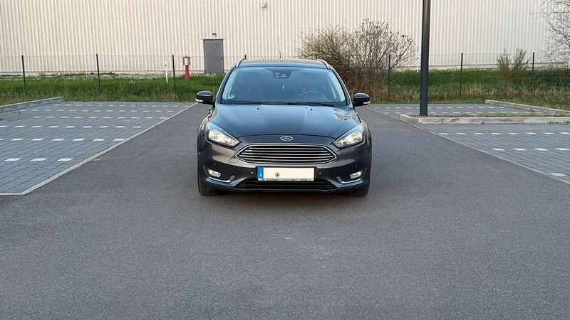 Gebraucht Ford Focus Titanium 120 PS (88 kW) 2015 Grau Limousine