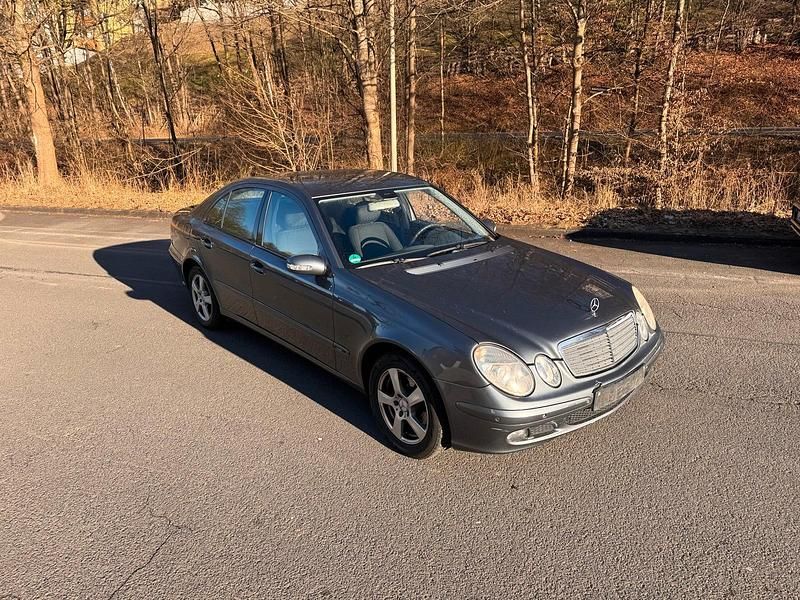 Grau Gebraucht 2005 Mercedes 200 Elegance Limousine | 3.150 € (Fairer Preis) - Bild 1/4