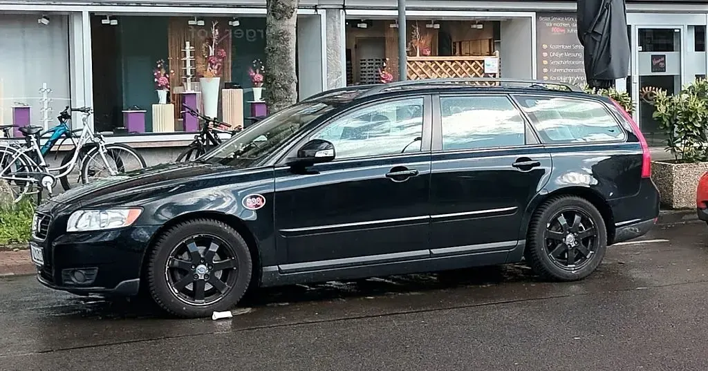 Usado Volvo V50 114 CV (83 kW) 2010 Negro Familiar