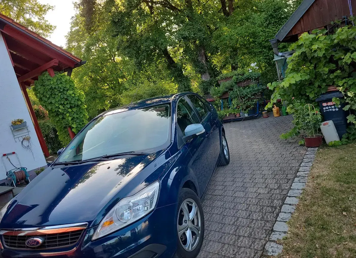 Gebraucht Ford Focus 100 PS (73 kW) 2010 Blau Limousine