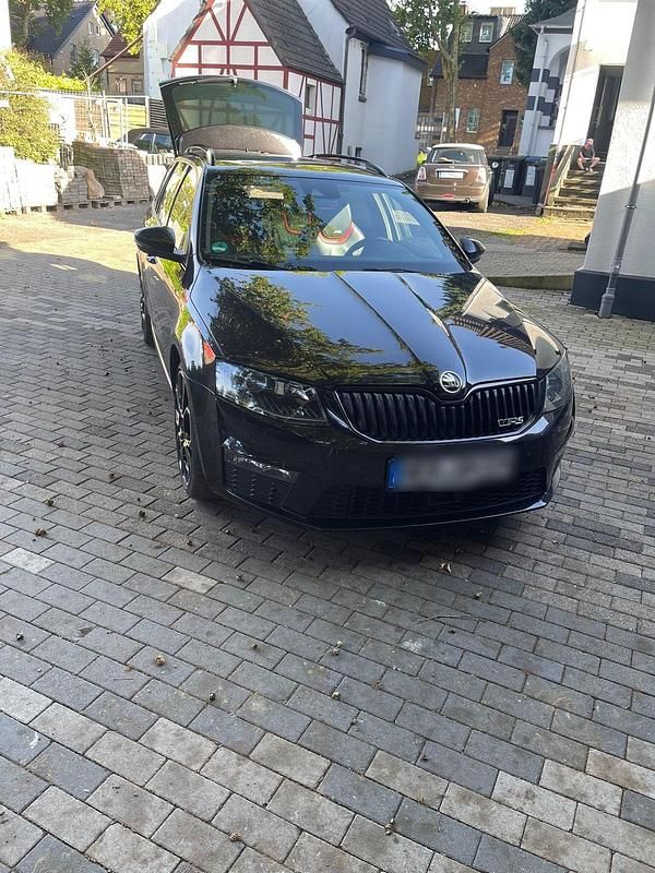 Schwarz Gebraucht 2015 Skoda Octavia Kombi | 16.499 € - Bild 1/4