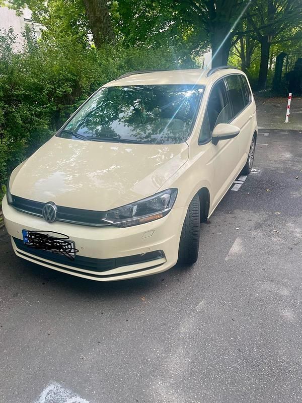 Second-hand VW Touran 2017 Galben Monovolum