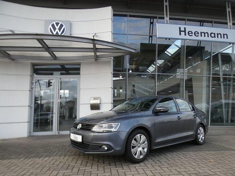 Grau Gebraucht 2012 VW Jetta Trendline Limousine | 5.290 € (Fairer Preis) - Bild 1/4