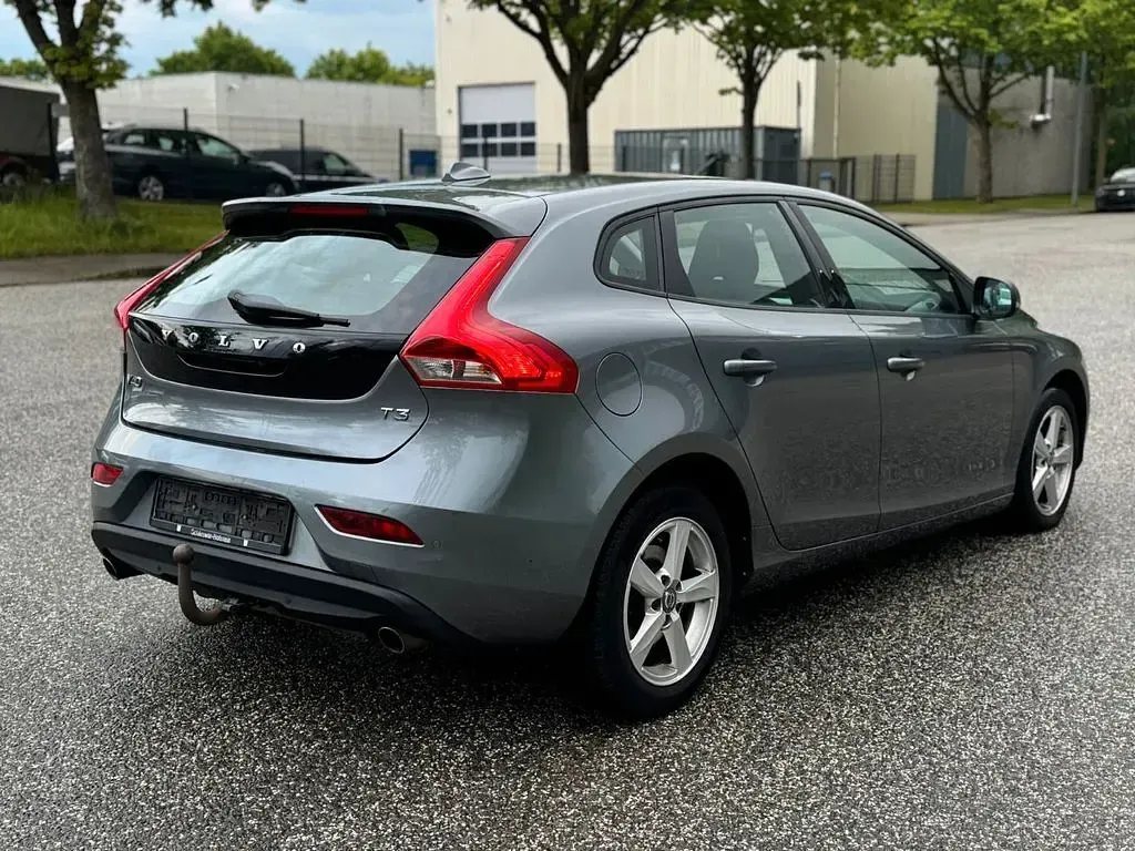 Gebraucht Volvo V40 Kinetic 152 PS (111 kW) 2016 Grau Limousine