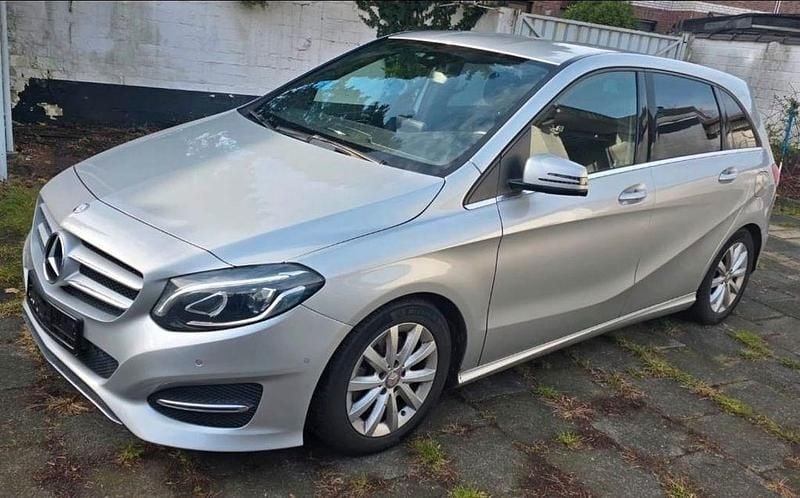 Silber Gebraucht 2017 Mercedes B180 Style Van / Kleinbus | 9.999 € (Superpreis) - Bild 1/4