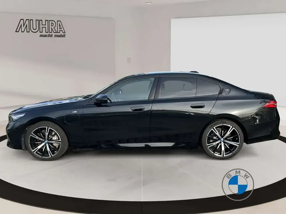 Gebraucht BMW 550e M Sport 489 PS (359 kW) 2024 Black sapphire Limousine