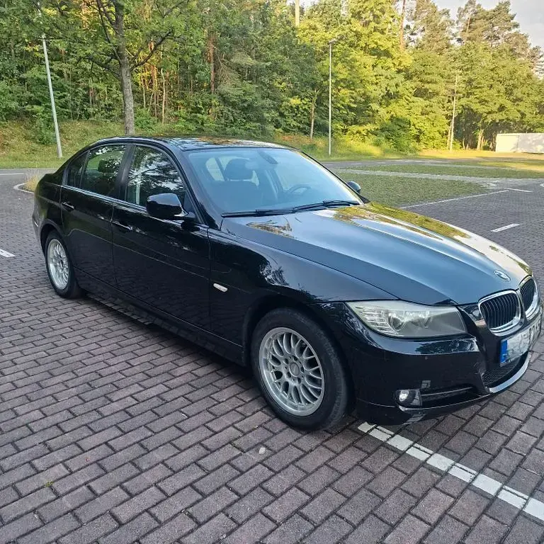 Gebraucht BMW 318 143 PS (105 kW) 2011 Schwarz Limousine