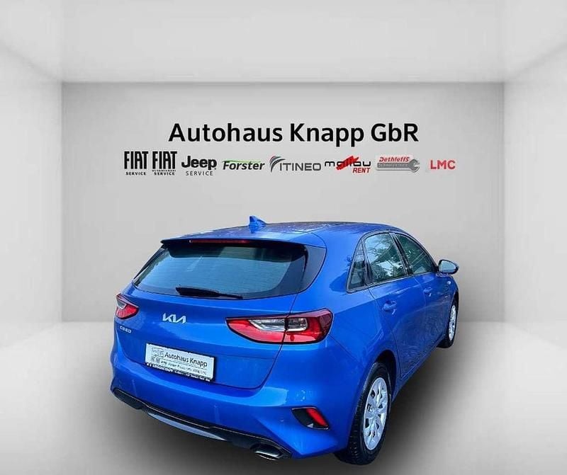 Gebraucht Kia Ceed Attract 99 PS (72 kW) 2023 (b3l) blue flame m Kleinwagen